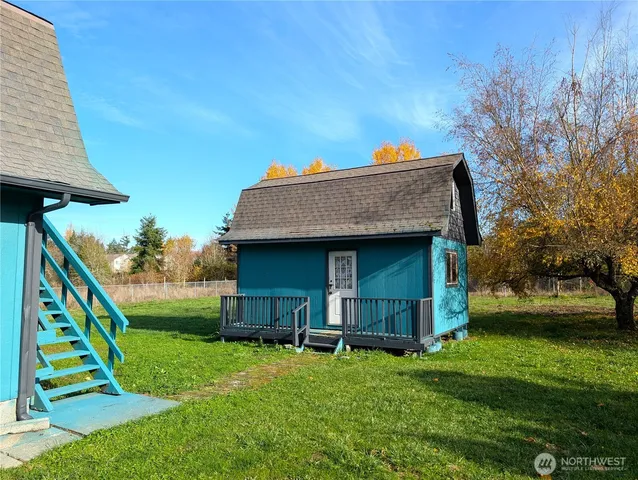 a view of a dry yard