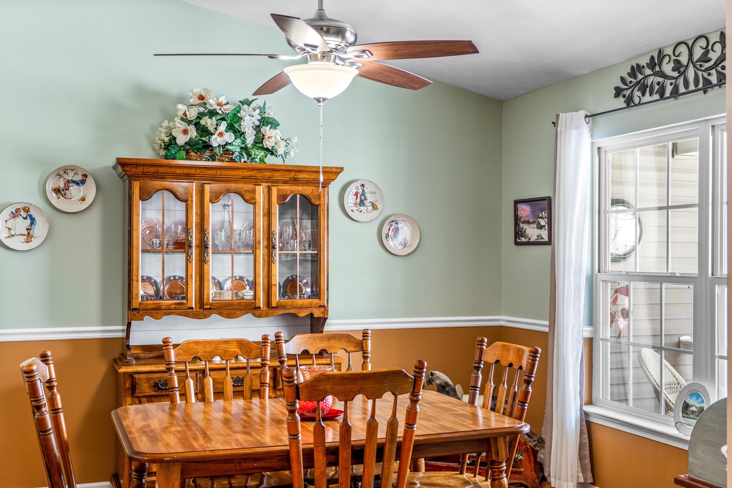 901 Ritchie Boulevard Staunton, VA 24401 - Photo 12 of 36 a view of a dining area with furniture and chandelier