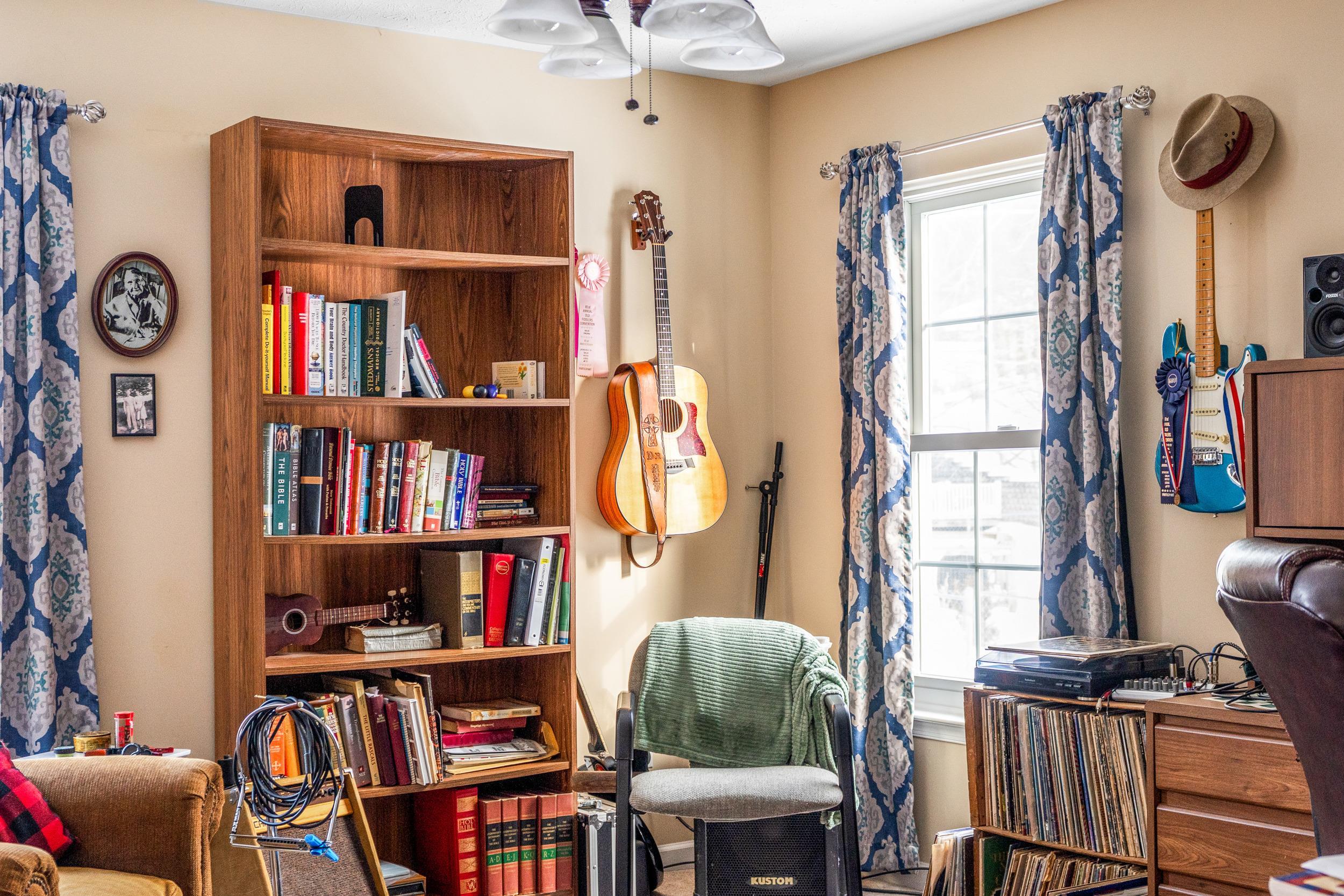 901 Ritchie Boulevard Staunton, VA 24401 - Photo 20 of 36 a view of a livingroom with furniture and a bookshelf