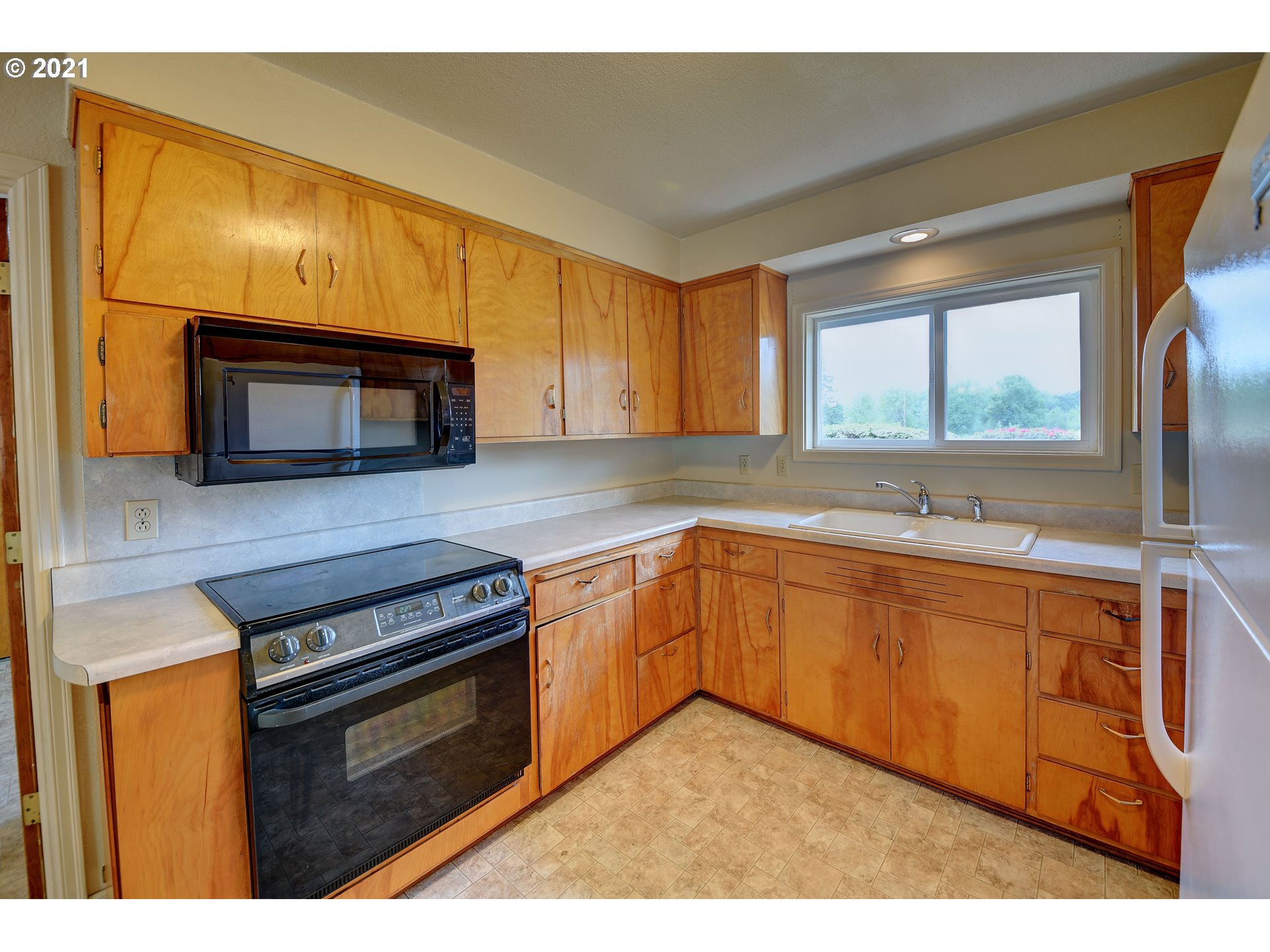 24837 Suttle Road Elmira, OR 97437 - Photo 8 of 32 Gallery Image 8