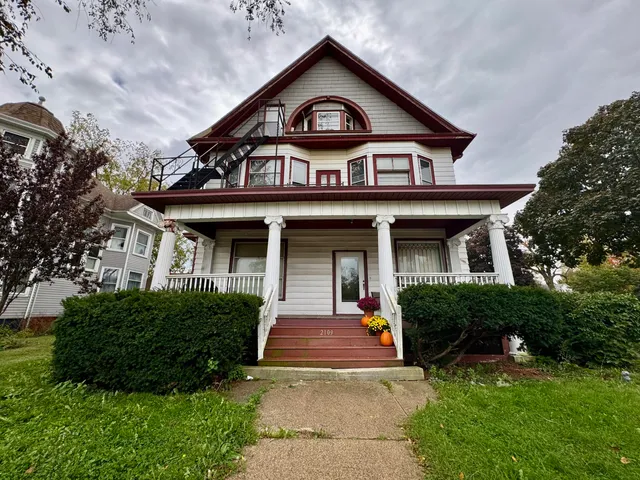 $850 | 2109 Washington Avenue, Unit UPPER #2, Racine, WI 53403