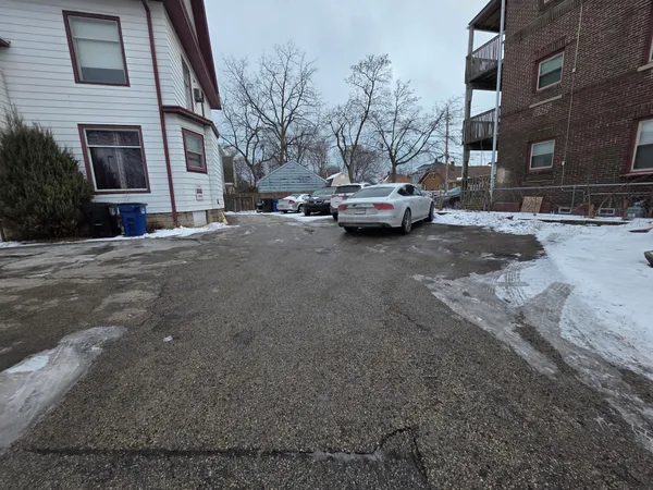 $800 | 2109 Washington Avenue, Unit UPPER #2, Racine, WI 53403