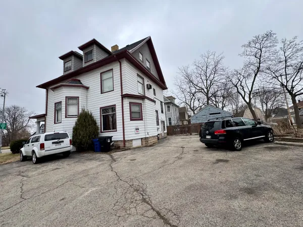 $800 | 2109 Washington Avenue, Unit UPPER #2, Racine, WI 53403