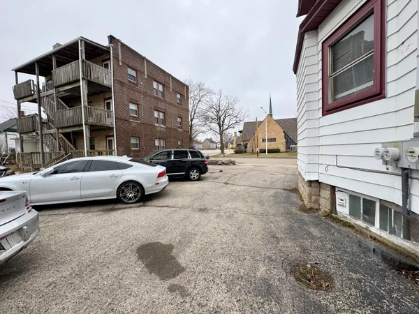 $800 | 2109 Washington Avenue, Unit UPPER #2, Racine, WI 53403