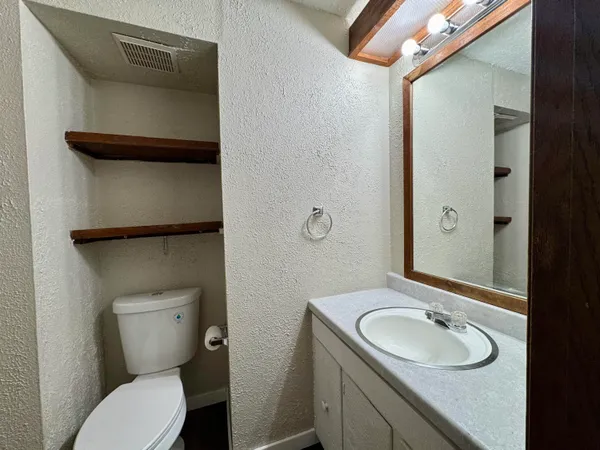 $800 | 2109 Washington Avenue, Unit UPPER #2, Racine, WI 53403