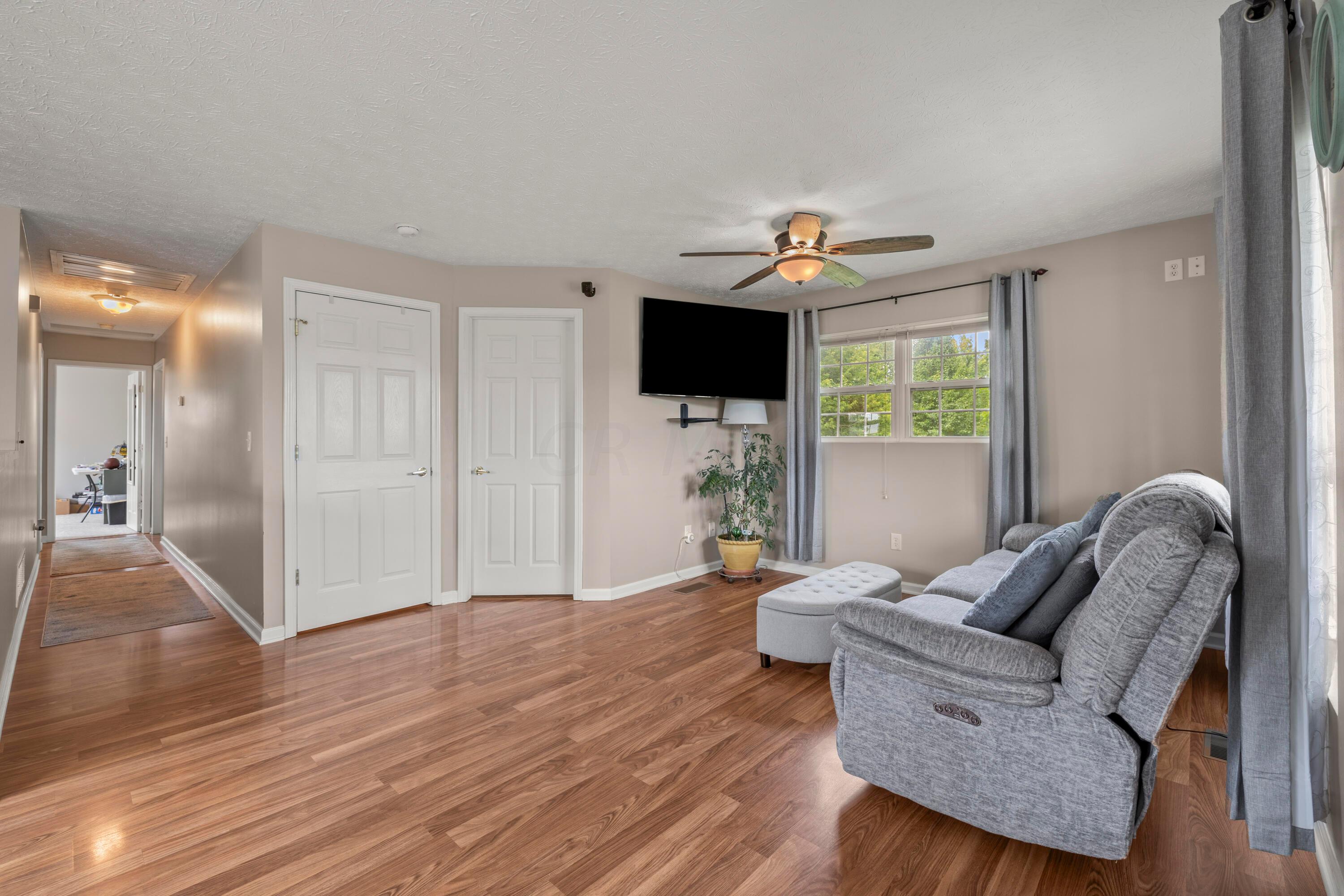 3065 Williams Road Columbus, OH 43207 - Photo 5 of 27 6_living room 02