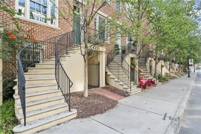 a view of a pathway with a white house