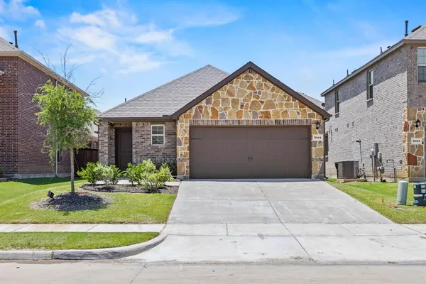$2,050 | 3921 Oak Creek Circle, Denison, TX 75020