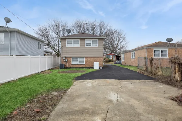 $270,000 | 2808 West 140th Place, Blue Island, IL 60406