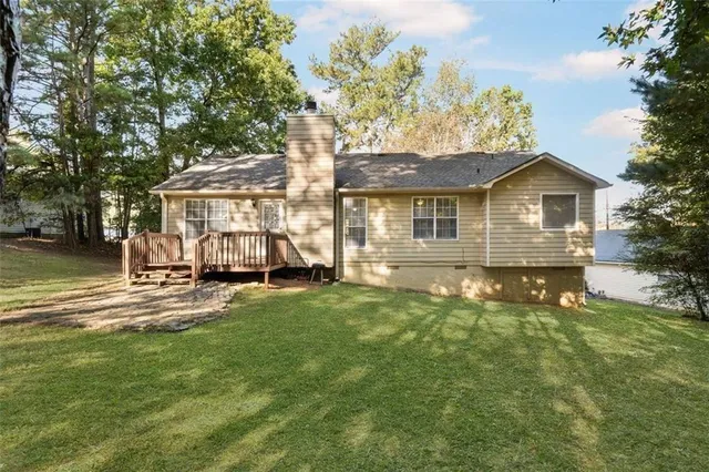 a view of a house with a yard