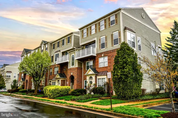 $515,000 | 1809 Kenwood Avenue, Unit 301, Alexandria, VA 22302