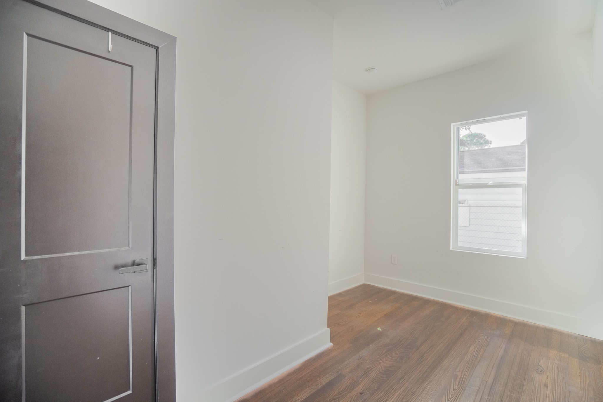 7305 Capitol Street Houston, TX 77011 - Photo 9 of 16 a room that has a window in it