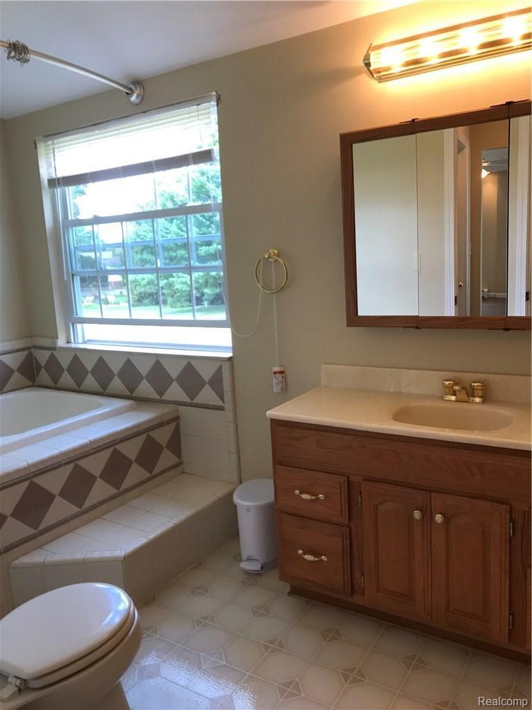 1323 Lamb Road Troy, MI 48085 - Photo 9 of 20 2017-09-06 14.02