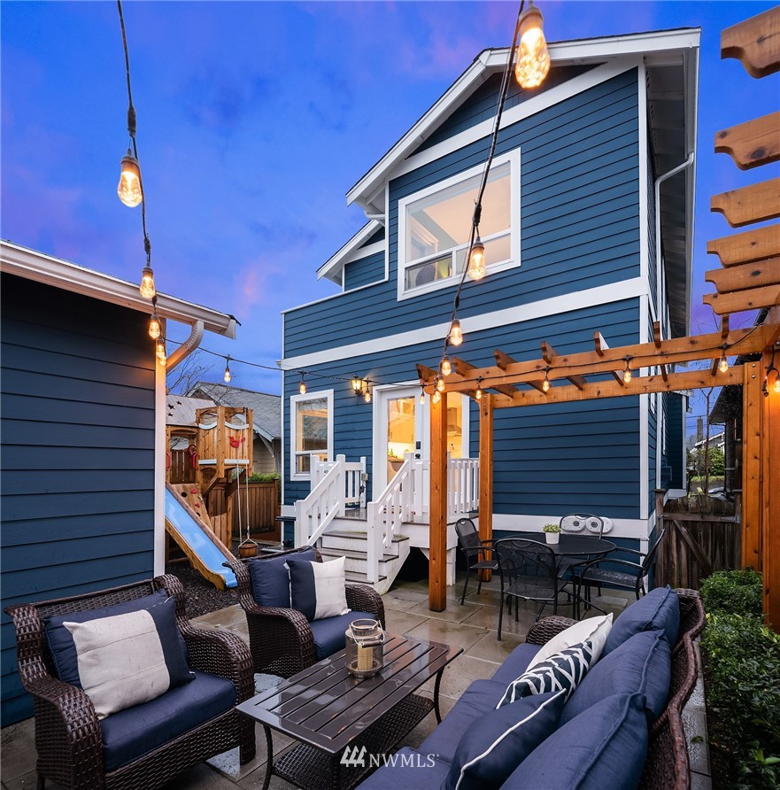912 North 68th Street Seattle, WA 98103 - Photo 31 of 38 a view of a chairs and tables in the balcony
