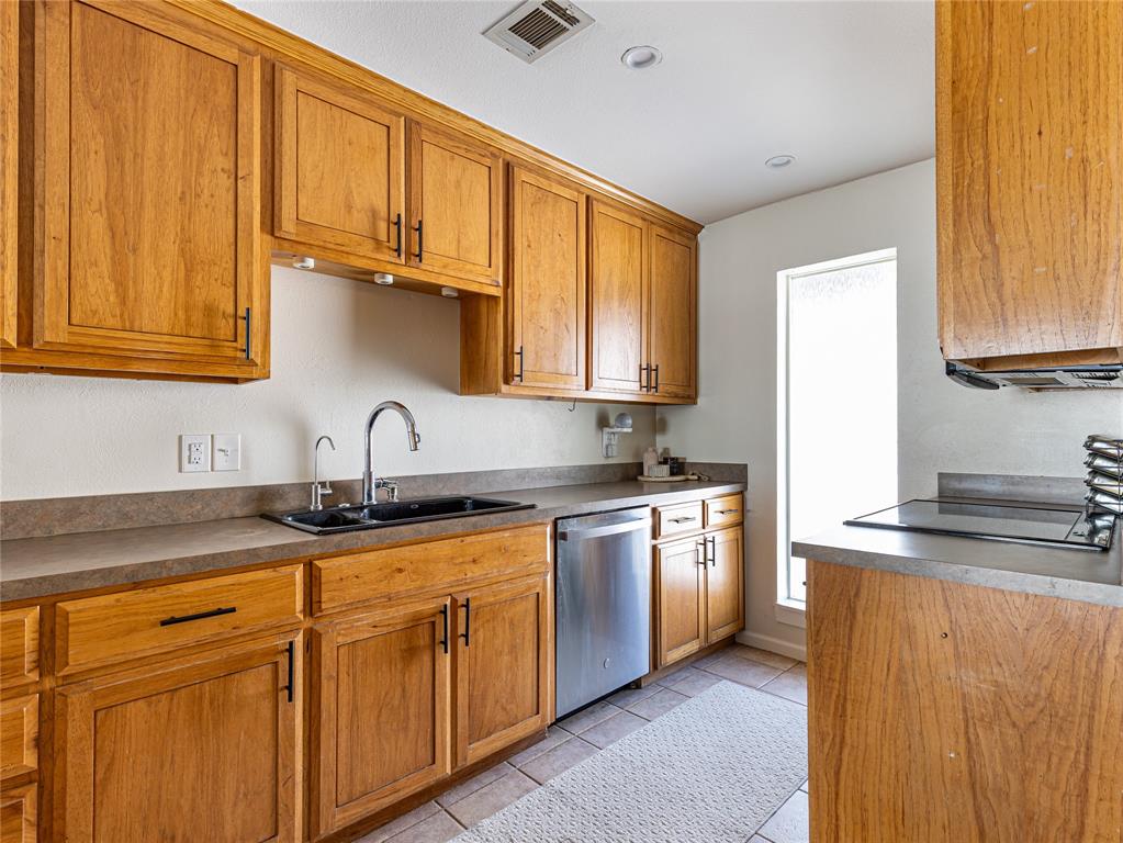 9999 Boat Club Road, Unit 601 Fort Worth, TX 76179 - Photo 11 of 39 Large kitchen that feels bright, airy, and connected to the outdoors.