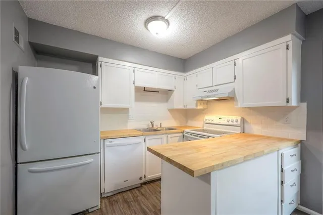 $210,000 | 9929 West 52nd Street, Merriam, KS 66203