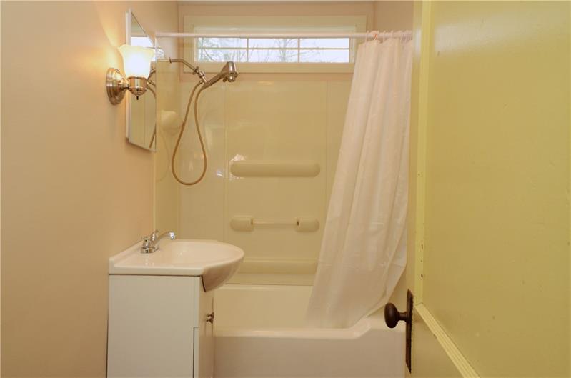3104 Heights Road Aliquippa, PA 15001 - Photo 20 of 25 2nd bath main level