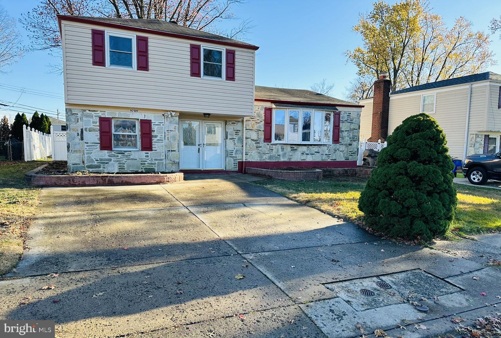 9709 Lochwood Road Philadelphia, PA 19115 - Photo 2 of 21 Gallery Image 2