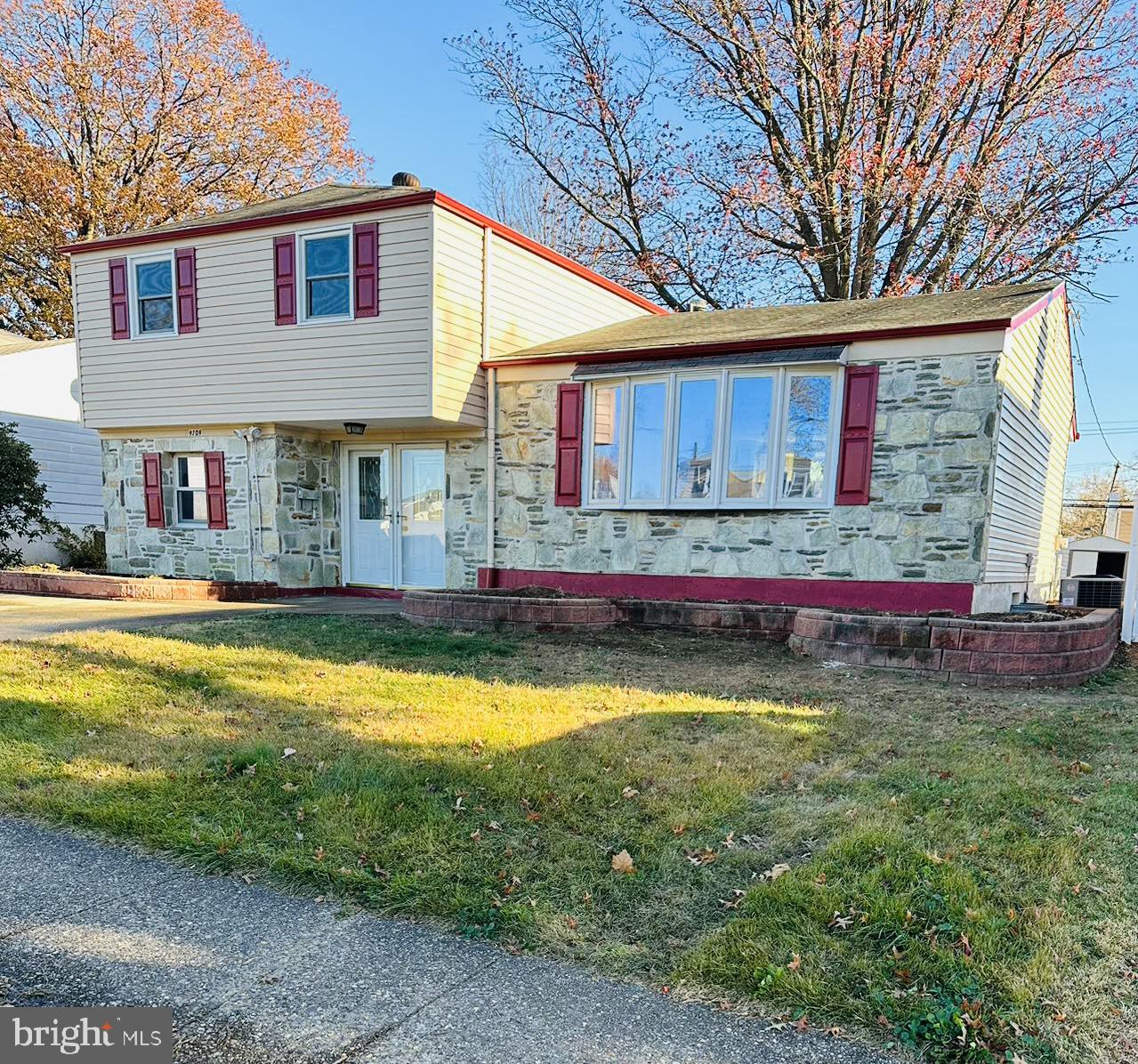 9709 Lochwood Road Philadelphia, PA 19115 - Photo 3 of 21 Gallery Image 3