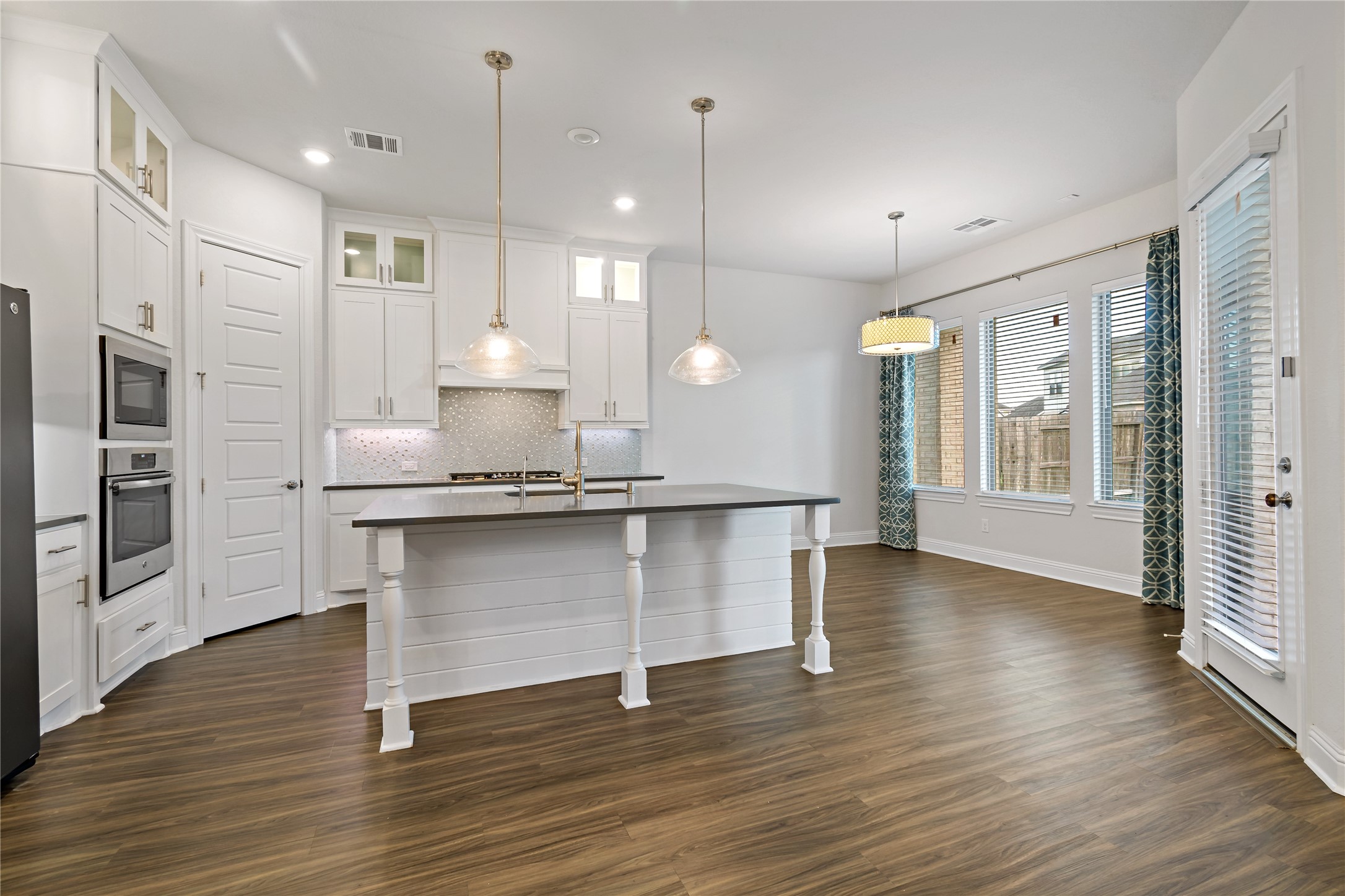 4802 Gingerwood Trace Lane Rosharon, TX 77583 - Photo 23 of 44 a kitchen with stainless steel appliances granite countertop a refrigerator a sink and a oven