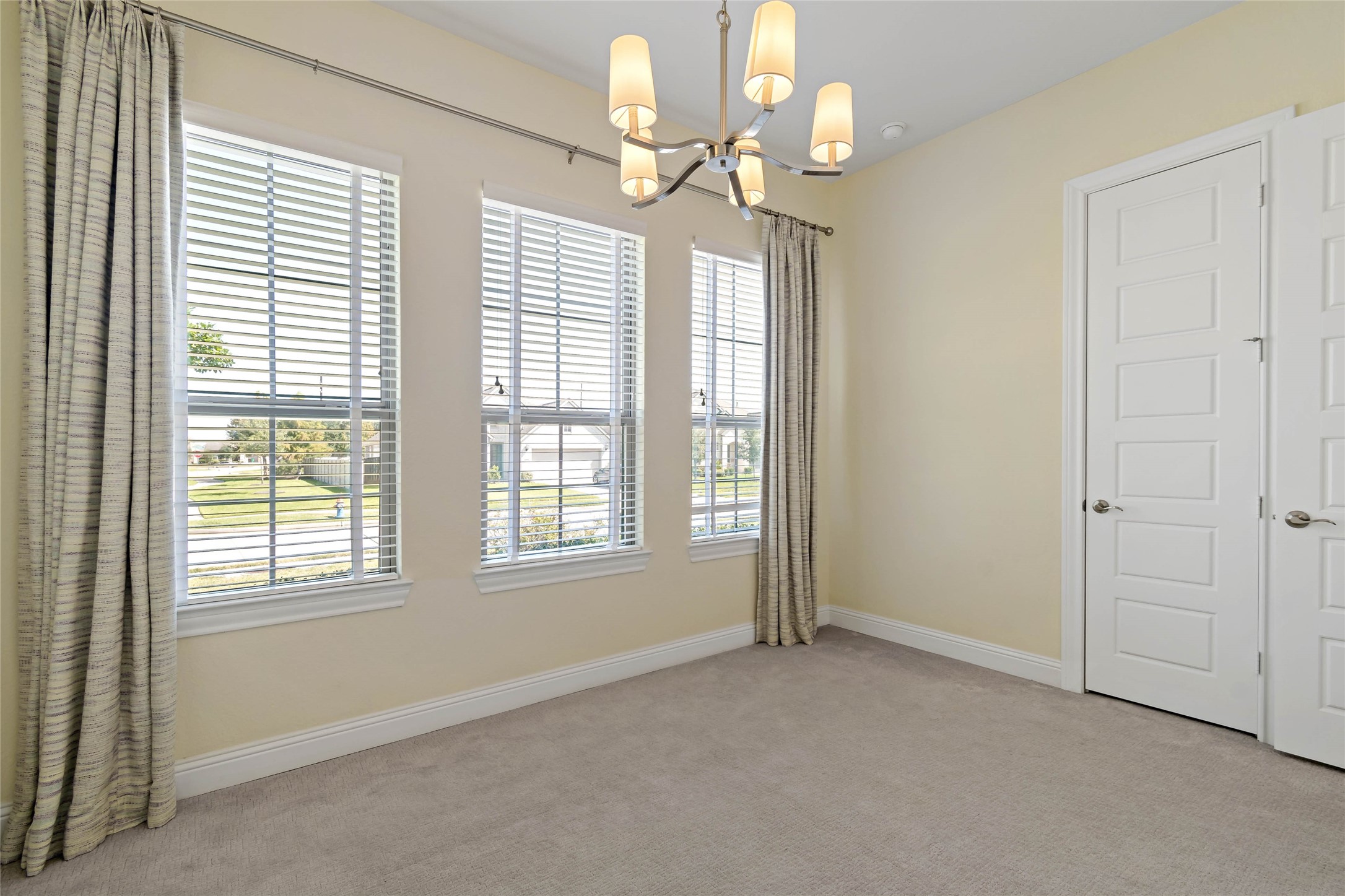 4802 Gingerwood Trace Lane Rosharon, TX 77583 - Photo 6 of 44 a view of livingroom with window