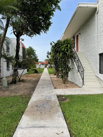 a view of a backyard