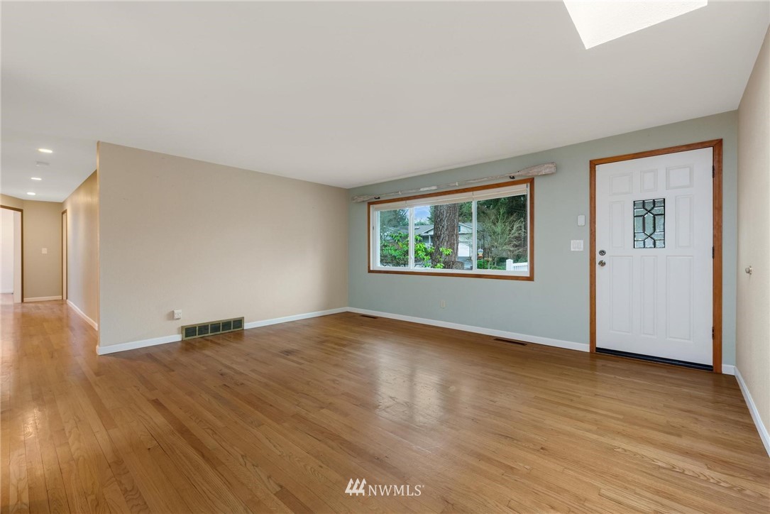 10602 231st Street Southwest Edmonds, WA 98020 - Photo 5 of 31 Gallery Image 5