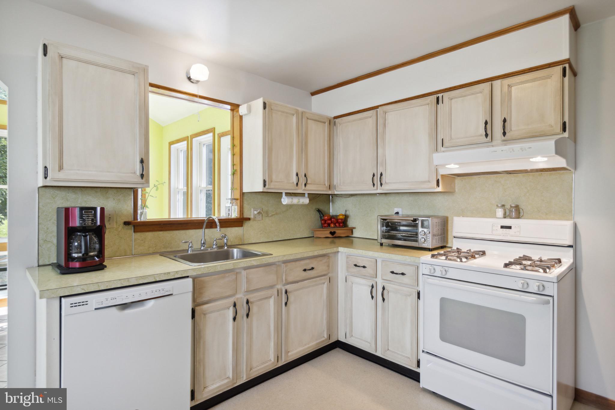 432 Uniontown Road Westminster, MD 21158 - Photo 9 of 51 Open Passthrough at Kitchen