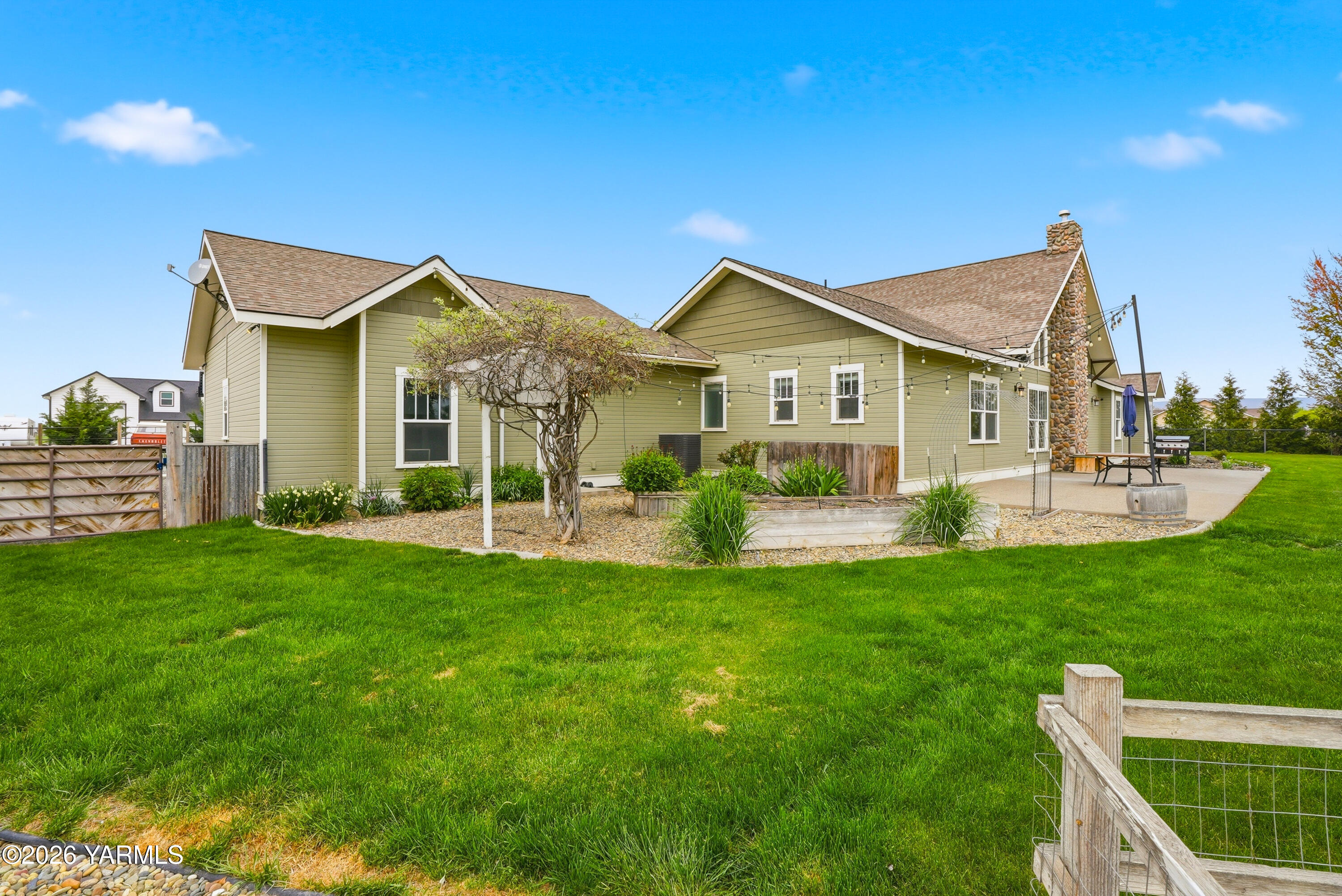 230 Albro Road Sunnyside, WA 98944 - Photo 40 of 46 a front view of a house with a yard and porch