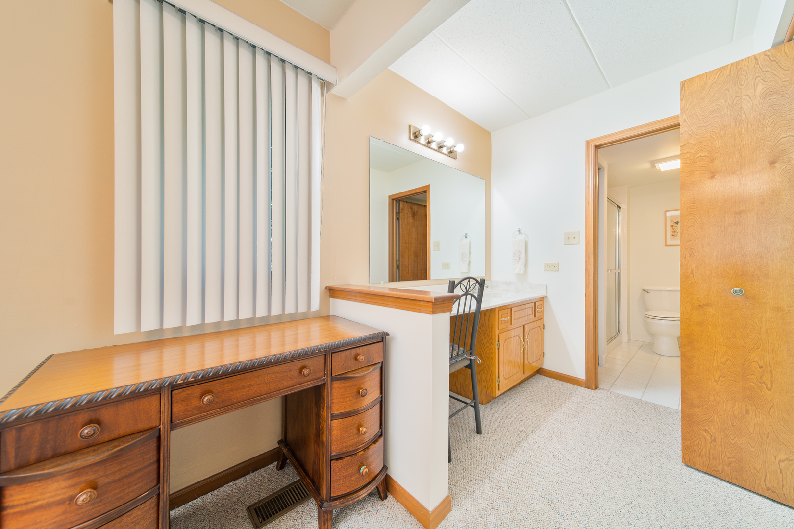 10640 Ridgeland Avenue, Unit 1C Chicago Ridge, IL 60415 - Photo 13 of 16 a room with a table chairs and mirrors