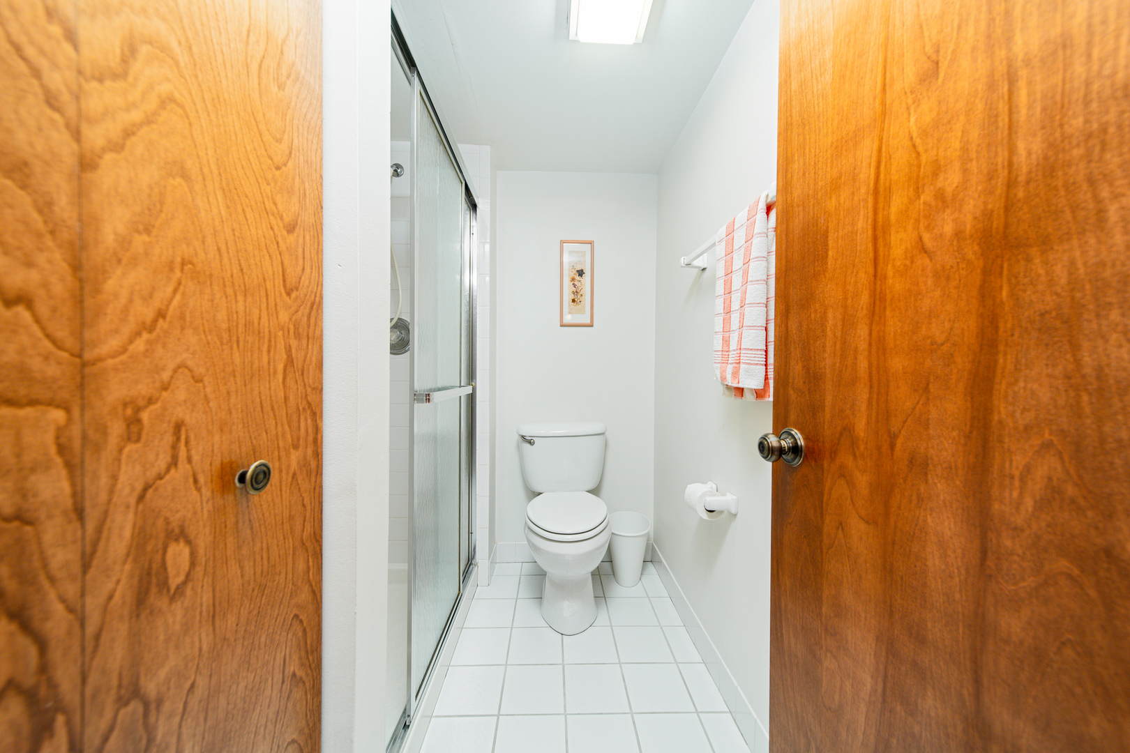 10640 Ridgeland Avenue, Unit 1C Chicago Ridge, IL 60415 - Photo 15 of 16 a bathroom with a white toilet and shower curtain