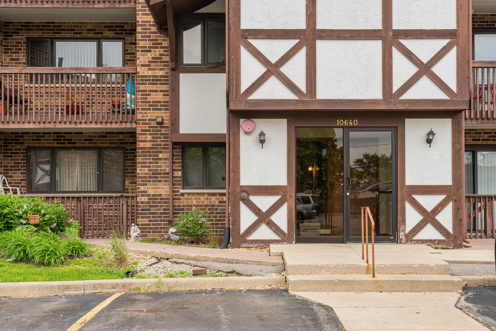 10640 Ridgeland Avenue, Unit 1C Chicago Ridge, IL 60415 - Photo 2 of 16 a view of entrance of the house