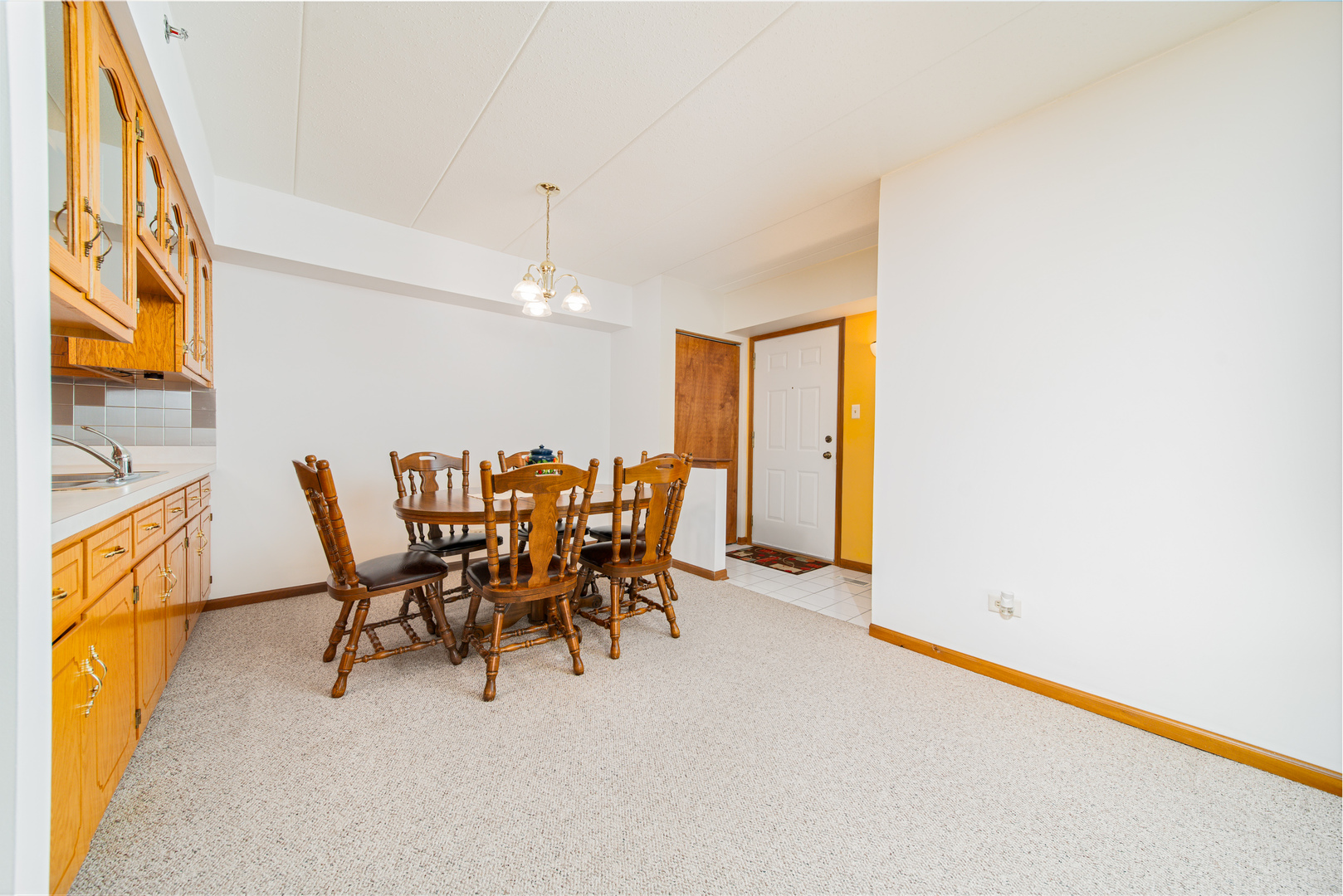 10640 Ridgeland Avenue, Unit 1C Chicago Ridge, IL 60415 - Photo 5 of 16 a dining room with furniture and window