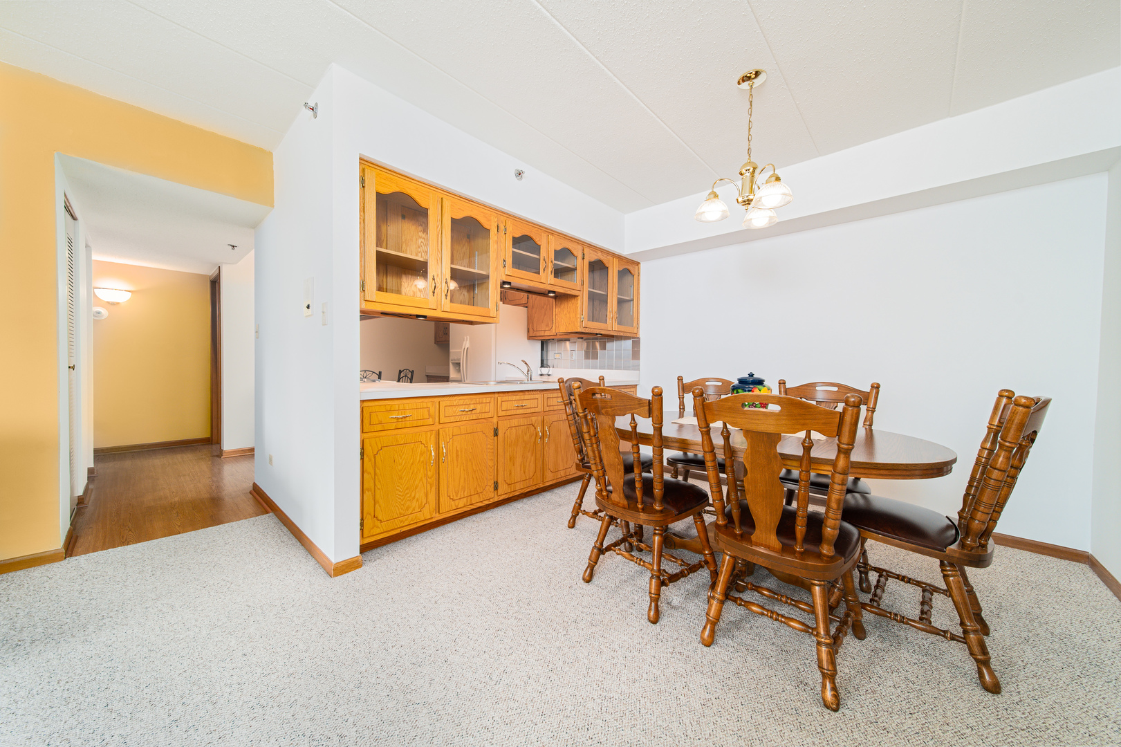 10640 Ridgeland Avenue, Unit 1C Chicago Ridge, IL 60415 - Photo 6 of 16 a dining room with furniture and window