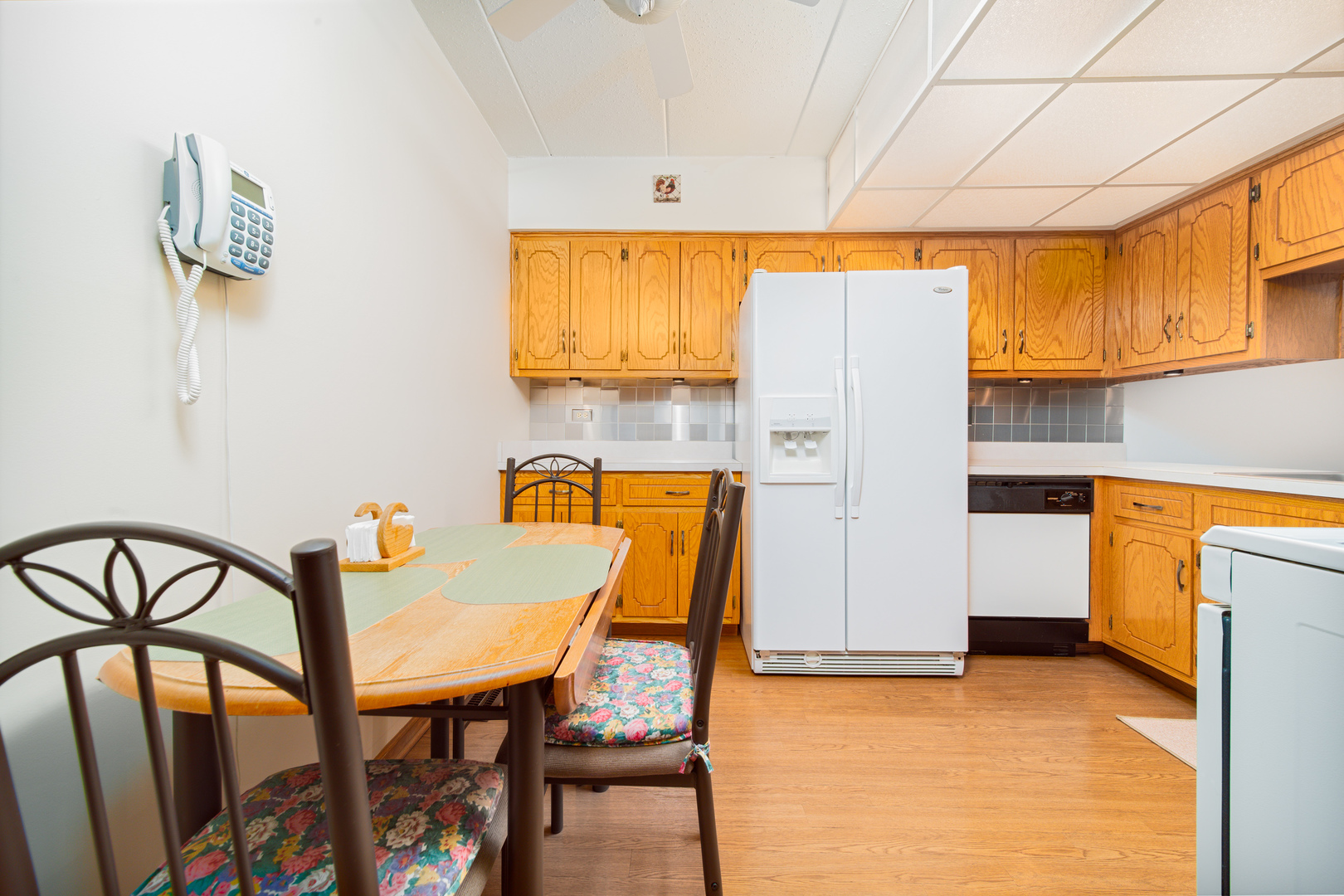 10640 Ridgeland Avenue, Unit 1C Chicago Ridge, IL 60415 - Photo 7 of 16 a view of a dining room with furniture and a window