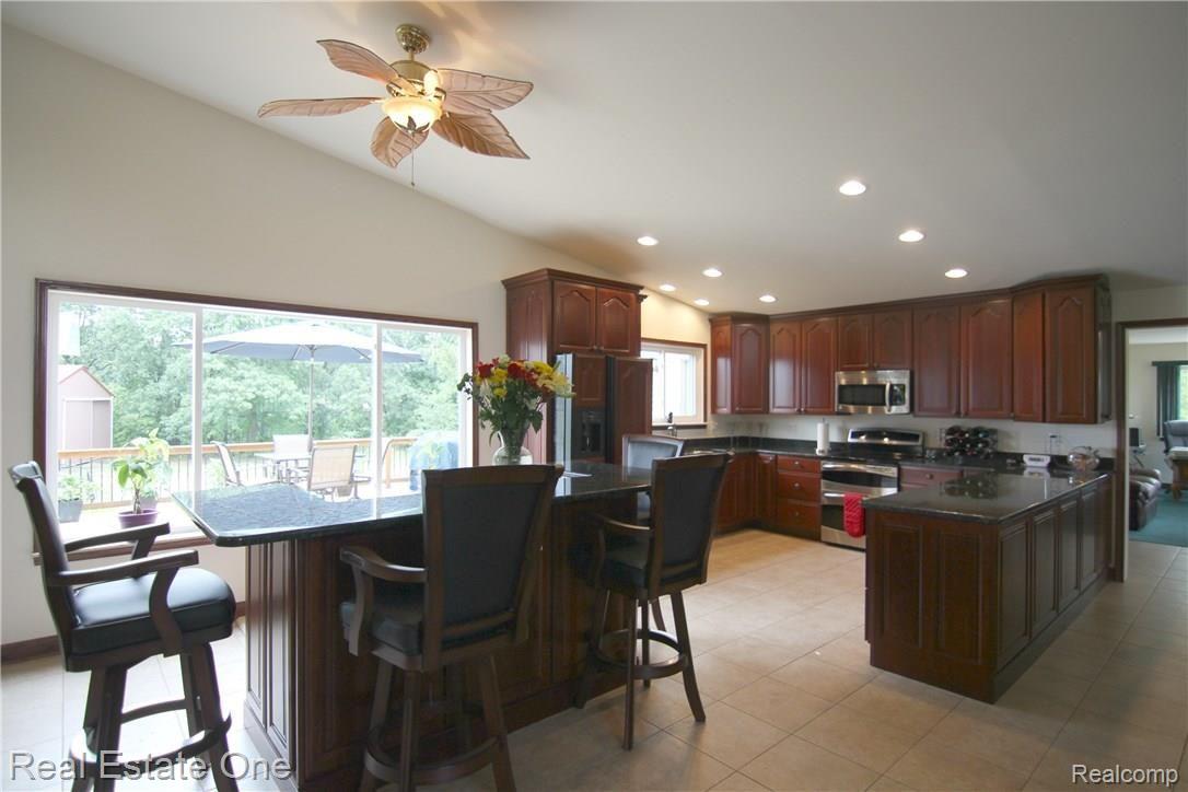 3450 Saddle Ridge Highland, MI 48357 - Photo 11 of 40 Saddle Ridge Kitchen.jpg