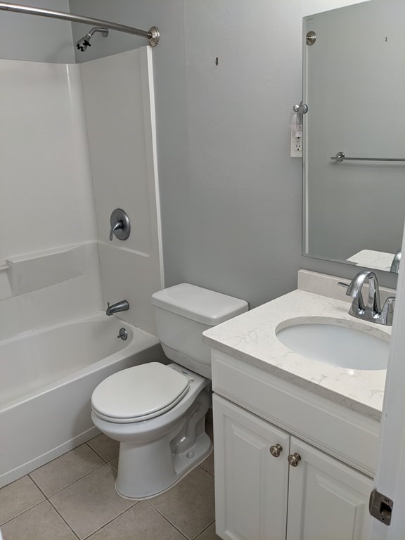 72 Leonard Road, Unit 72 Boxborough, MA 01719 - Photo 11 of 25 a bathroom with a sink a toilet and a bathtub