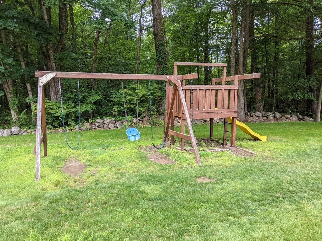 72 Leonard Road, Unit 72 Boxborough, MA 01719 - Photo 19 of 25 a view of a chair and a small park