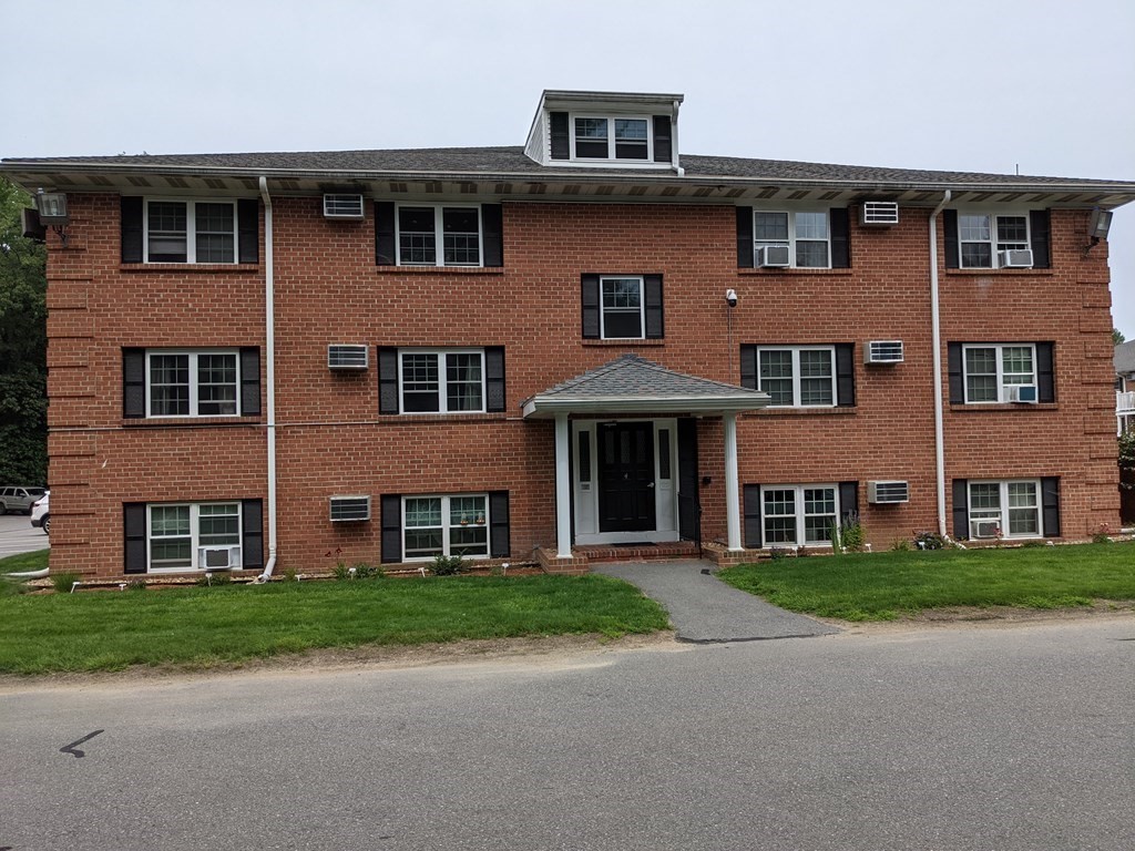 72 Leonard Road, Unit 72 Boxborough, MA 01719 - Photo 2 of 25 a front view of a building with a yard