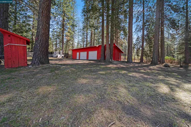a view of a houses with yard