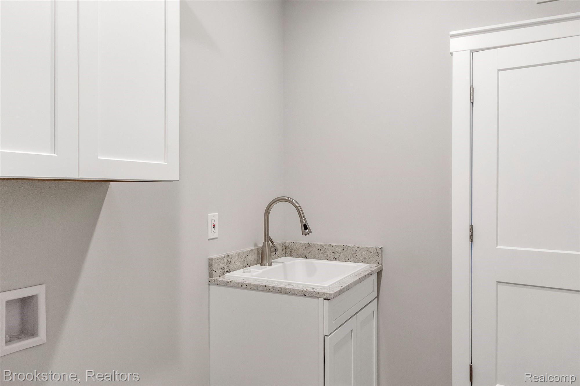 3361 Bathurst Avenue Rochester, MI 48309 - Photo 29 of 46 16-3361 Bathhurst -windowstill-real.jpg