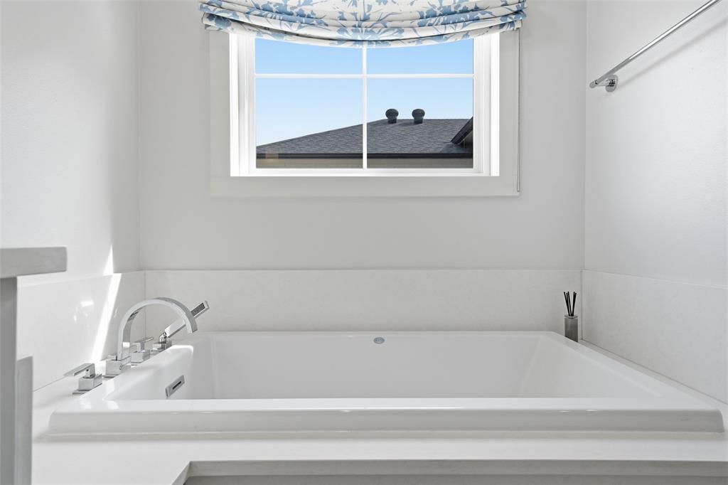 17001 Escondida Court Woodway, TX 76712 - Photo 21 of 40 a bathroom with a bathtub