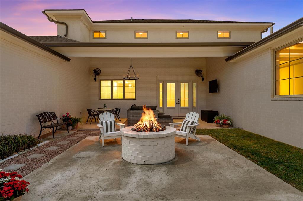 17001 Escondida Court Woodway, TX 76712 - Photo 32 of 40 a living room with furniture and a potted plant