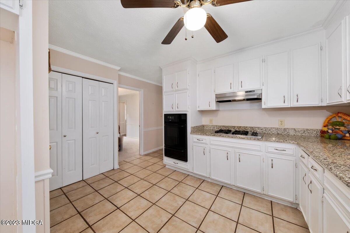1434 Craddock Way Macon, GA 31210 - Photo 7 of 32 a kitchen with stainless steel appliances granite countertop a stove a sink and a refrigerator