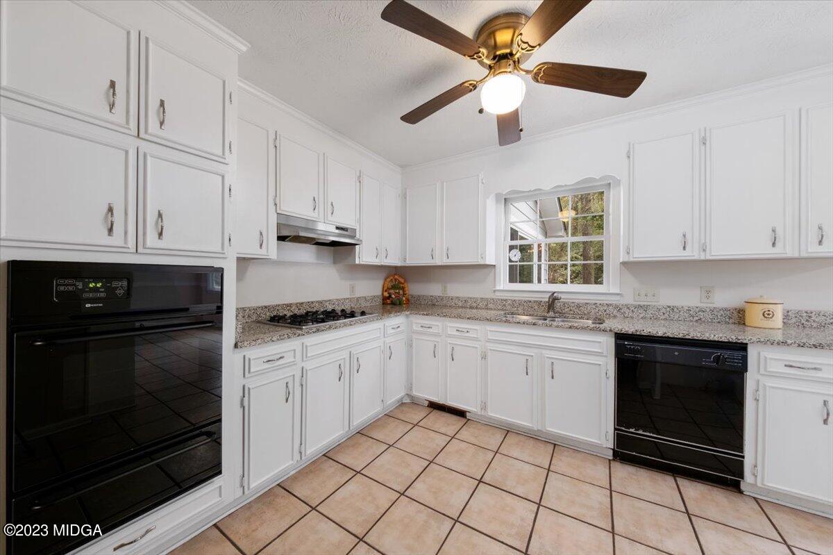 1434 Craddock Way Macon, GA 31210 - Photo 8 of 32 a kitchen with stainless steel appliances granite countertop a stove a sink and a refrigerator