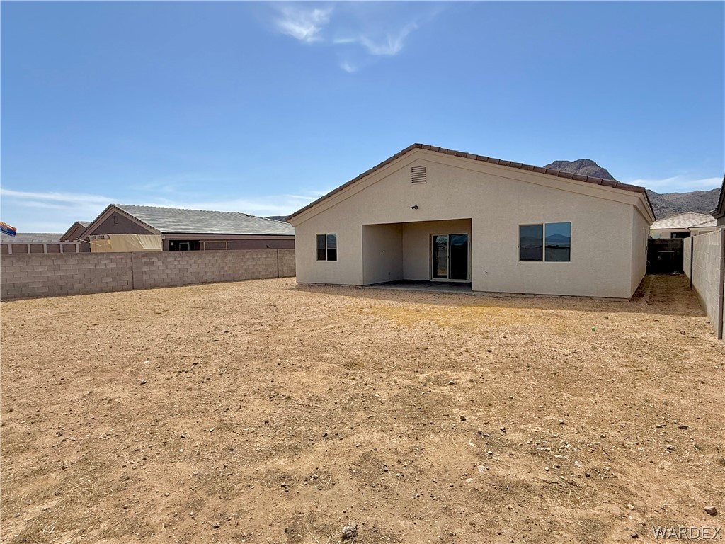 5392 Rattlesnake Road Kingman, AZ 86409 - Photo 29 of 35 a view of a house with a dry yard