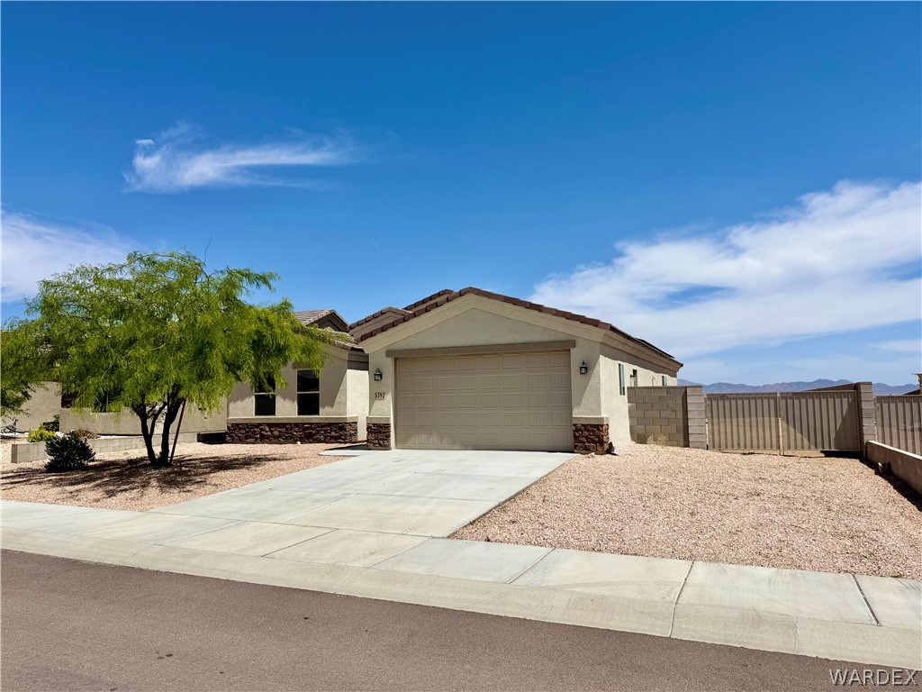 5392 Rattlesnake Road Kingman, AZ 86409 - Photo 3 of 35 a view of the house with a yard