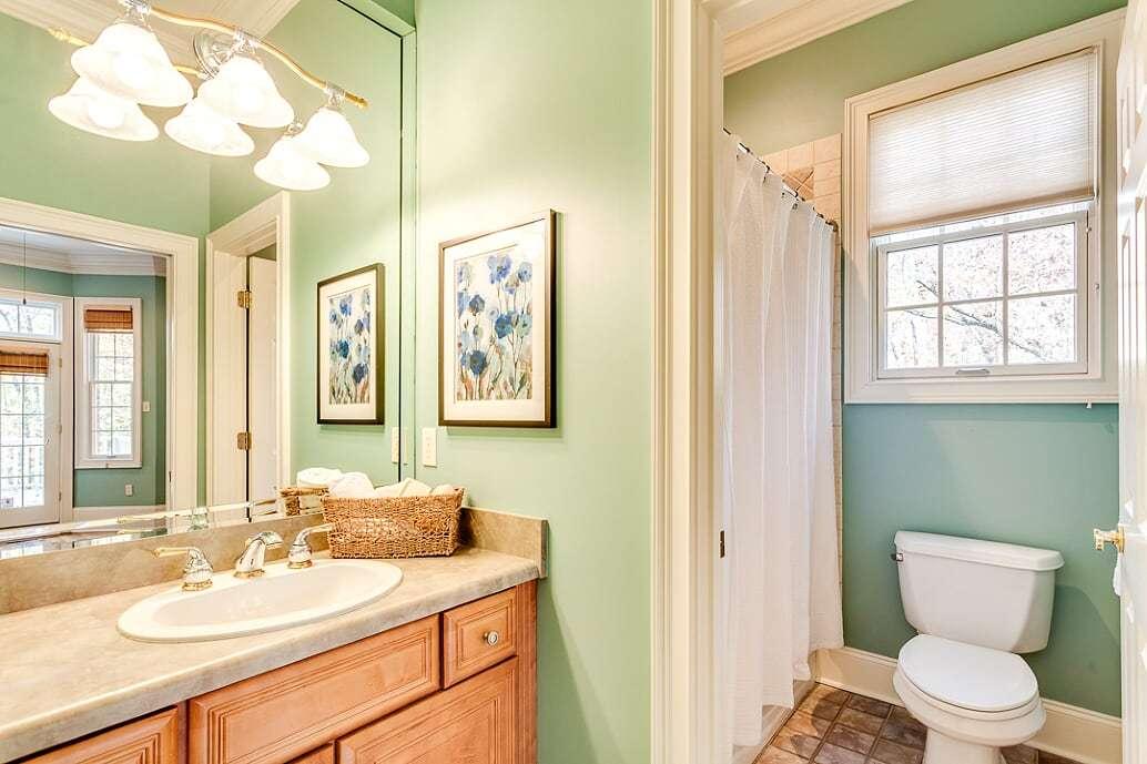 507 Smith Road Knoxville, TN 37934 - Photo 22 of 40 MAIN LEVEL EN-SUITE BATH