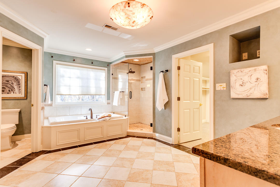 507 Smith Road Knoxville, TN 37934 - Photo 26 of 40 Upper Master bath