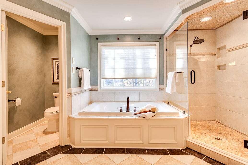 507 Smith Road Knoxville, TN 37934 - Photo 27 of 40 MASTER BATH WITH SHOWER.WHIRLPOOL TUB